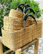 Panier rectangulaire artisanal en roseau naturel et anses en cuir