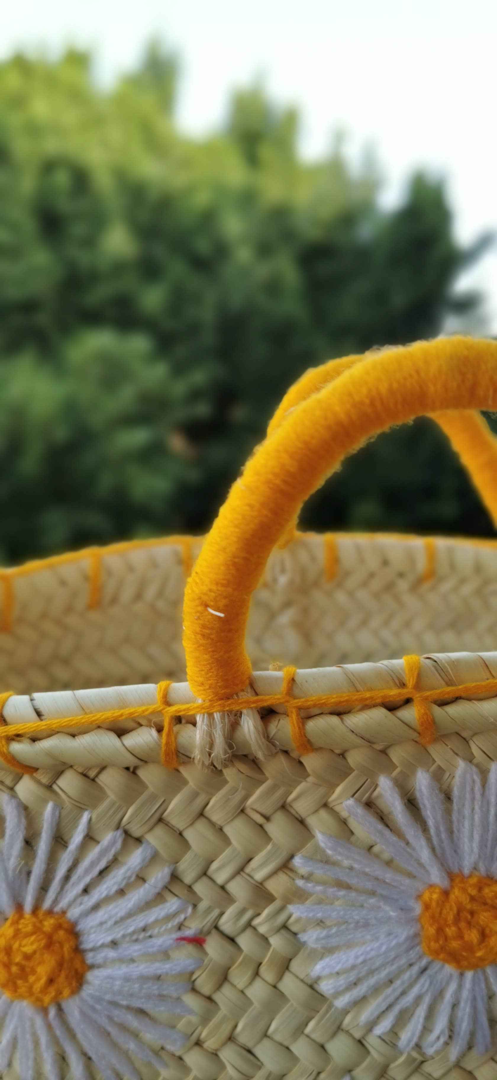 Panier en paille brodé de fleurs – Petit panier pour demoiselle d'honneur