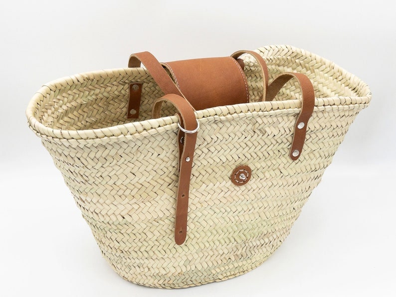 Panier de marché français avec poignées en cuir et boucle