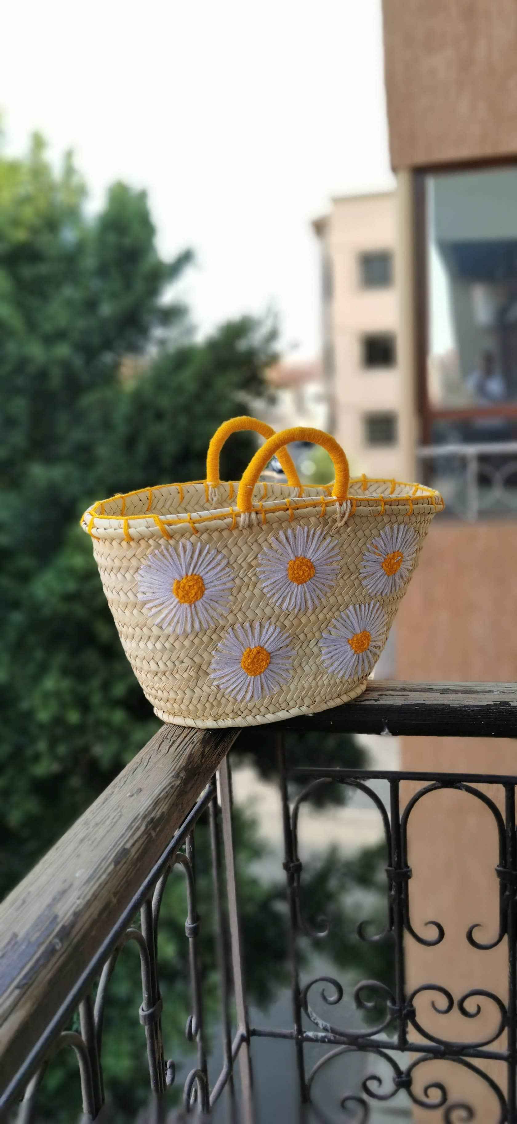 Panier en paille brodé de fleurs – Petit panier pour demoiselle d'honneur