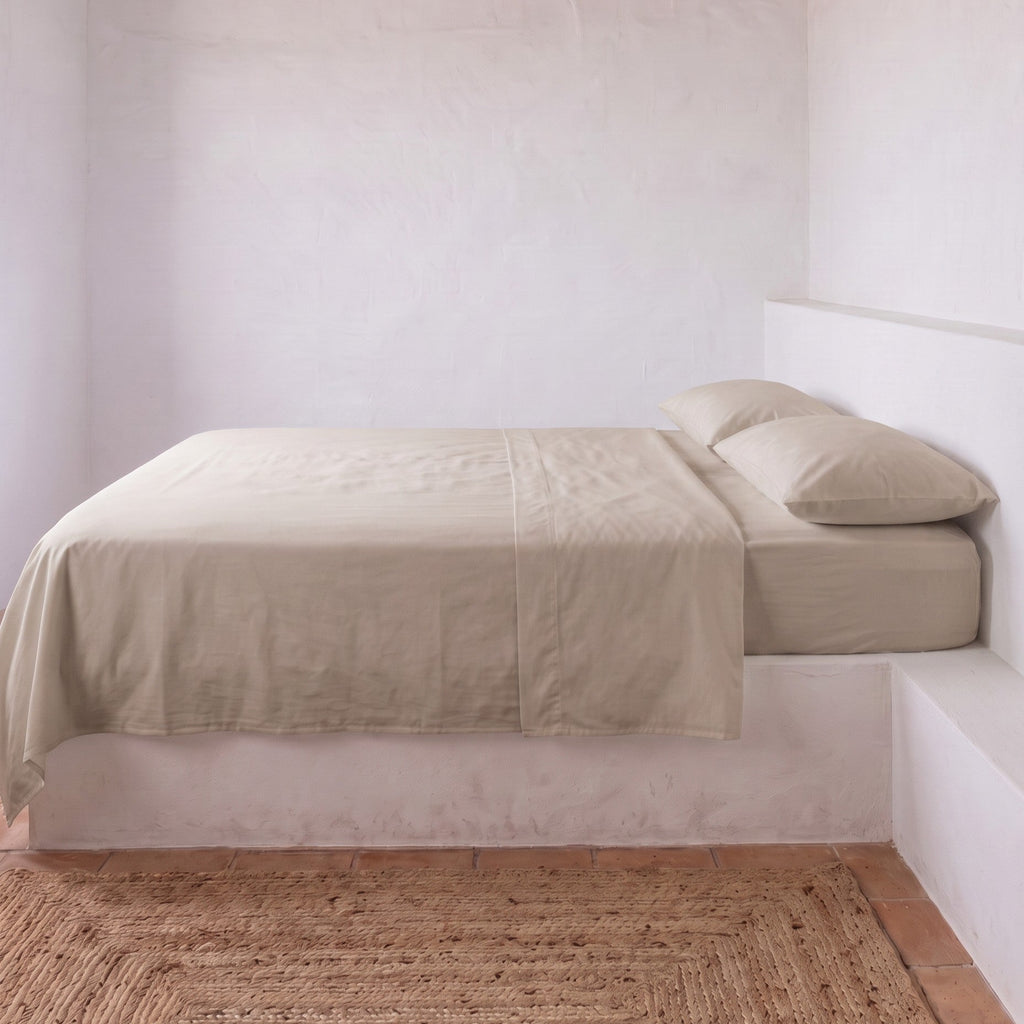 Drap-housse coton pierre sur le lit