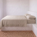 Drap-housse coton pierre sur le lit