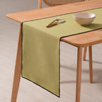 Chemin de table uni coton vert sur la table