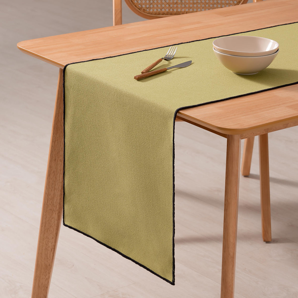 Chemin de table uni coton vert sur la table