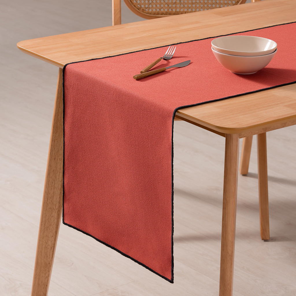 Chemin de table uni coton terracotta sur la table