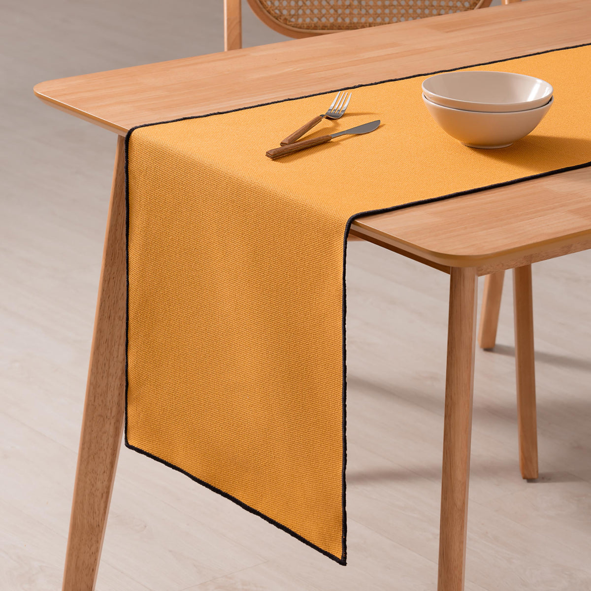 Chemin de table uni coton ocre sur la table