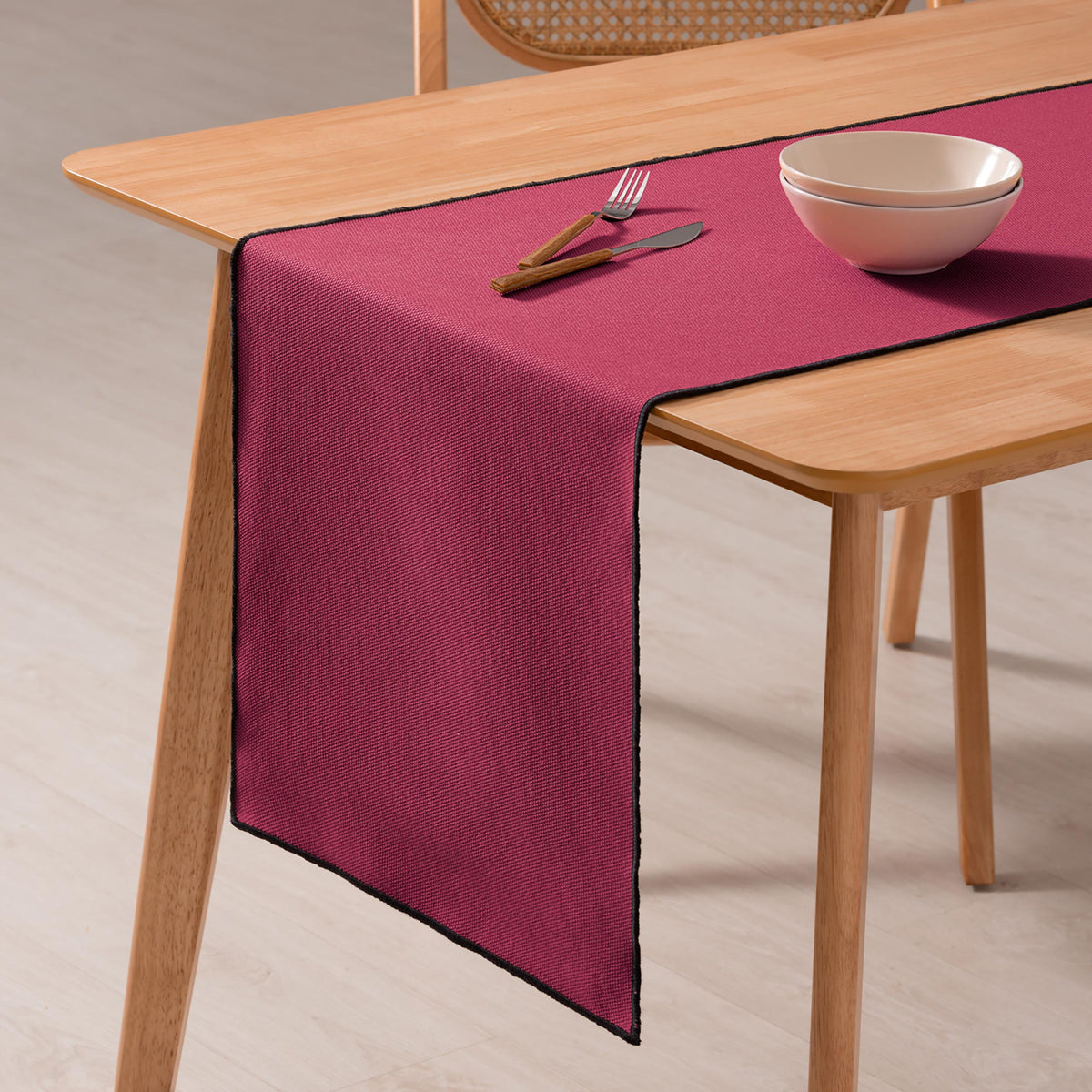 Chemin de table uni coton grenat sur la table
