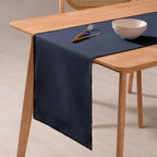 Chemin de table uni coton bleu marine sur la table