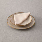 Serviettes satinées Rubi or sur la table