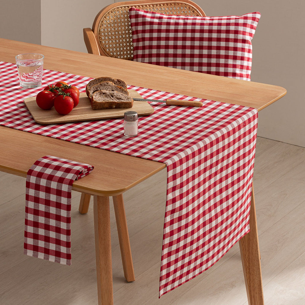 Serviettes vichy rouges sur la table