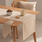 Serviettes vichy beiges sur la table
