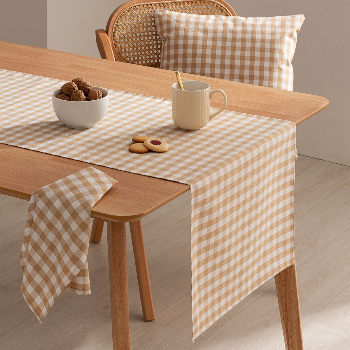 Serviettes vichy beiges sur la table