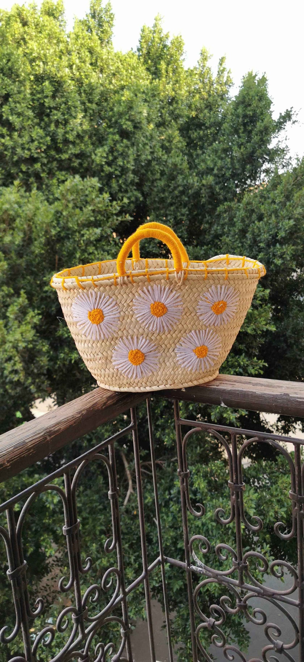 Panier en paille brodé de fleurs – Petit panier pour demoiselle d'honneur
