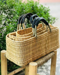 Panier rectangulaire artisanal en roseau naturel et anses en cuir