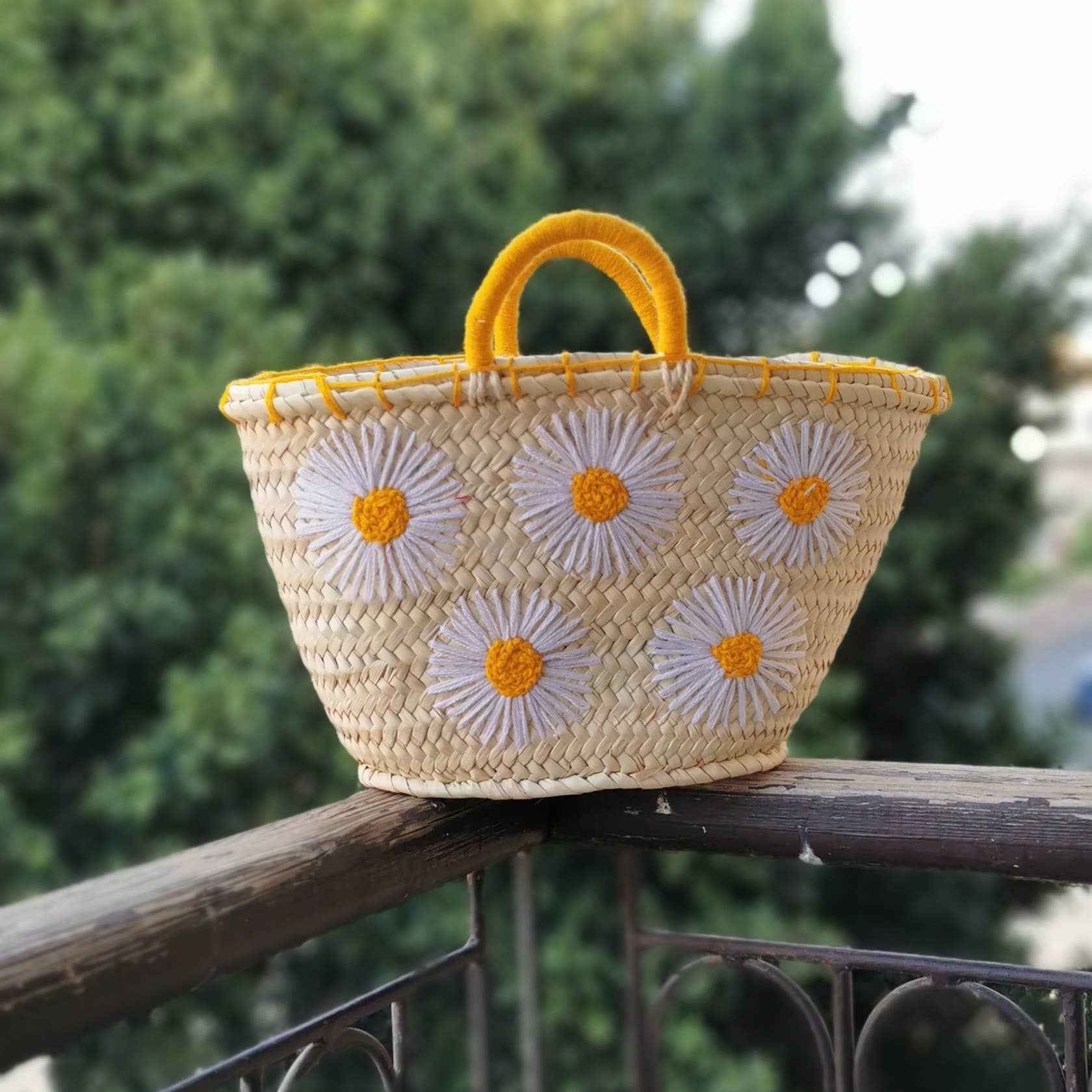 Panier en paille brodé de fleurs – Petit panier pour demoiselle d'honneur
