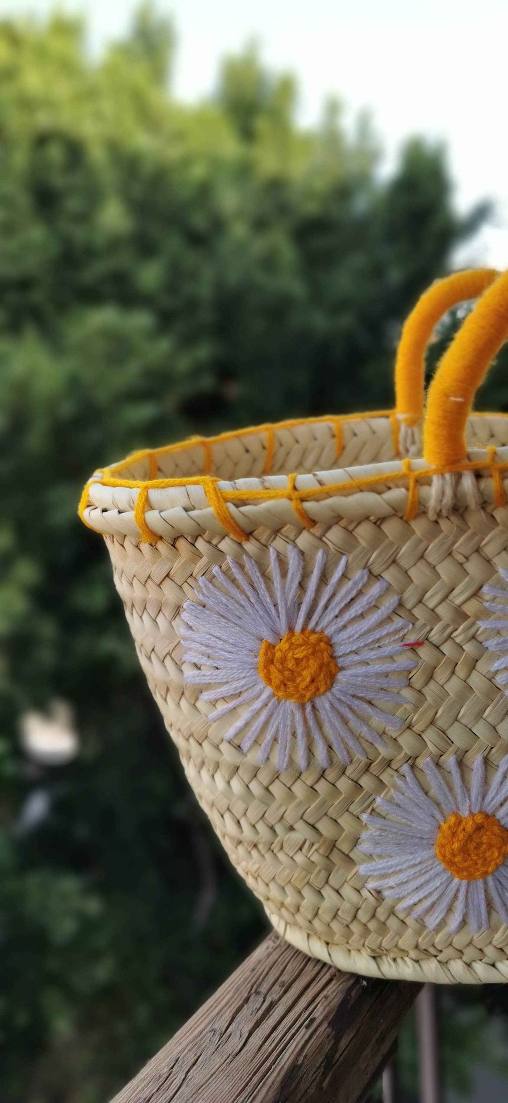 Panier en paille brodé de fleurs – Petit panier pour demoiselle d'honneur